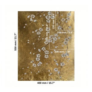 Puede incluir: Obra de arte dorada con ramas de flores de cerezo blancas. Mide 550 mm x 400 mm (21,7" x 15,7"). Se muestran medidas adicionales: 300 mm (11,8"), 150 mm (5,9") y 200 mm (7,9").