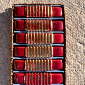 Porte-couteaux Art Déco – Verre Rouge Sang ,doré et design géométrique – Art de la Table Français années 50 - lot de 6