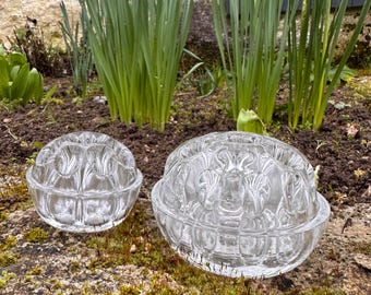 Pique-fleurs moyen modèle ancien en verre moulé transparent, vintage pour composition florale mariage , décoration de table bohème chic