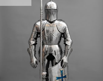 Armure décorative médiévale de chevalier templier avec lance et bouclier - Acier poli avec croix bleue - Objet exposé autoportant sur socle en bois