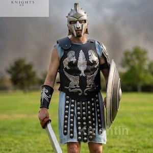 Peut inclure: Un gladiateur romain en armure complète, dont un casque, une cuirasse et une jupe, se tient sur un champ herbeux. L'armure est ornée d'éléments décoratifs et d'accents argentés. Il tient une épée et un bouclier, prêt au combat.