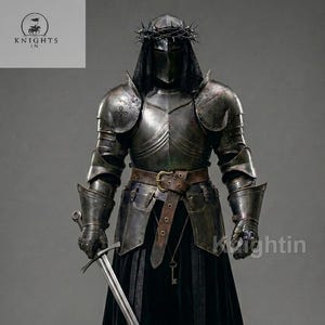 Op de afbeelding: Een volledig middeleeuws harnas in een donkere, metalen afwerking. Het harnas omvat een helm, schouderbeschermers en een borstplaat, met een lange zwarte rok. Een zwaard wordt in de rechterhand gehouden. Een doornenkroon siert de helm.