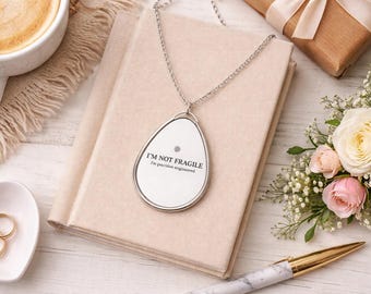 「I'm Not Fragile」ティアドロップペンダントネックレス｜シルバーオーバルネックレス、刻印入り名言