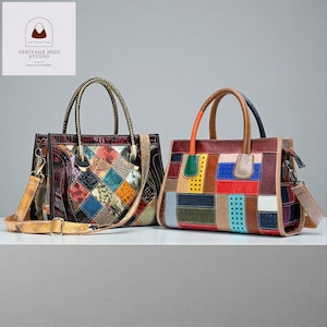 Könnte beinhalten: Zwei Lederhandtaschen mit Patchwork-Designs. Eine Tasche hat eine schwarze Basis mit Schlangenmuster und einen goldenen Riemen. Die andere Tasche hat eine braune Basis mit einer Vielzahl von bunten quadratischen Patches und einen beigen Riemen. Die Taschen haben obere Griffe.