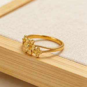 Anello Golden Blossom, anello floreale impilabile, gioiello in oro da indossare tutti i giorni, regalo di anniversario