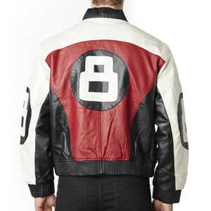 Könnte beinhalten: Eine Leder-Bomberjacke im Color-Block-Design in Rot, Schwarz und Weiß. Auf der Rückseite befindet sich ein großer runder Aufnäher mit einer weißen Acht auf schwarzem Grund sowie weitere Acht-Grafiken auf beiden Ärmeln.