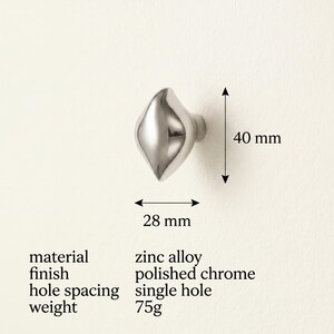 Puede incluir: Un tirador de armario cromado pulido hecho de aleaci&oacute;n de zinc. El tirador tiene una forma org&aacute;nica &uacute;nica, mide 2,8 cm de ancho y 4 cm de alto. Pesa 75 g y presenta un dise&ntilde;o de un solo agujero. El acabado es cromo pulido.