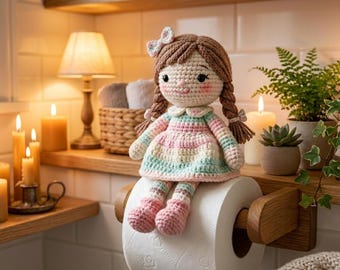 Mönster för virkad toalettpappershållare för docka | Amigurumi badrumsdekor (PDF-nedladdning)