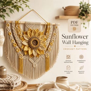 Op de afbeelding: Een macramé wandkleed met een zonnebloemontwerp in geel, bruin en crème. Het stuk heeft franjes en decoratieve elementen, met de tekst "Sunflower Wall Hanging Crochet Pattern".
