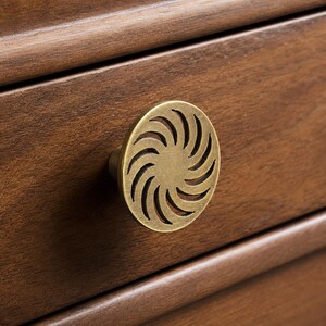Elegant crèmekleurig nachtkastje met twee lades, klassiek nachtkastje, opbergkastjes voor de slaapkamer in landelijke stijl, bijzettafel in vintage stijl, landelijke decoratie