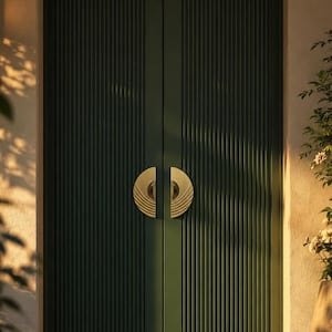 Può includere: Un set di doppie porte in un profondo colore verde bosco caratterizzato da una texture verticale scanalata sulla superficie. Le porte sono dotate di due maniglie in metallo dorato a semicerchio che formano un cerchio completo quando chiuse.
