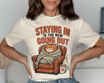"Quedarse en casa es la nueva forma de salir" - Camiseta para introvertidos amantes de los gatos - Sudadera acogedora con cuello redondo y capucha - Regalo