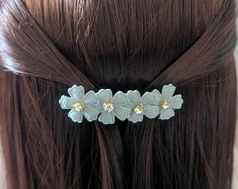 Flower hair clip, suitable for weddings and occasions in light blue
