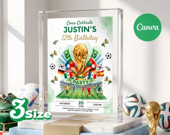Könnte beinhalten: Ein klarer Acrylrahmen mit einer Geburtstagseinladung zum Thema Fußball für Justins 12. Geburtstag. Das Design zeigt einen goldenen Pokal, internationale Flaggen, Fußbälle und Spieler auf einem Spielfeld mit Text zu Datum, Uhrzeit und Ort.