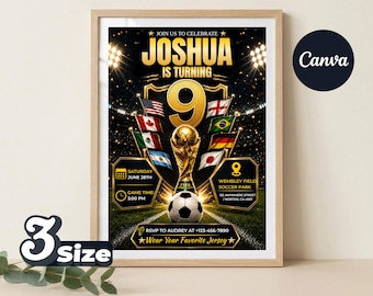 Könnte beinhalten: Ein gerahmtes Fußball-Geburtstagseinladungsplakat für Joshuas 9. Geburtstag. Das Design zeigt einen goldenen Pokal, einen Fußball, Stadionflutlicht und internationale Flaggen. Der Text enthält Datum, Uhrzeit, Ort und RSVP-Details auf schwarzem Grund.