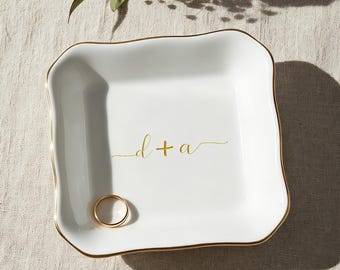 Portagioie personalizzato con iniziale, vassoio portagioie con monogramma personalizzato, vassoio in ceramica con bordo dorato, regalo per damigella d'onore e matrimonio, battesimo o addio al nubilato