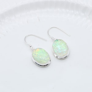 Könnte beinhalten: Ein Set aus drei Keramikbechern mit gesprenkelter, matter Oberfläche. Die Becher sind in den Farbtönen Creme, Hellgrau und Dunkelgrau gehalten. Jeder Becher hat ein schlichtes, minimalistisches Design, ideal für Kaffee oder Tee.