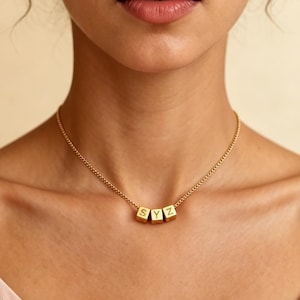 Anpassat kubinitialhalsband, personlig 3D-blockbokstavschoker, eleganta minimalistiska guldsmycken