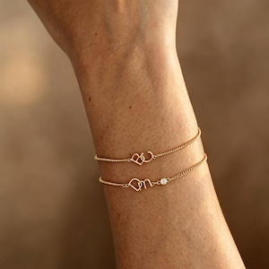 Personligt armband med två versaler, armband med personligt namn och födelsesten, present till henne