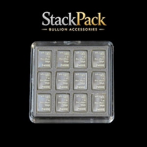 Puede incluir: Un juego de tres tazas de cerámica con un acabado mate moteado. Las tazas son de color crema, gris claro y gris oscuro. Cada taza tiene un diseño simple y minimalista.