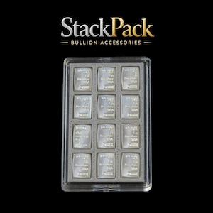Puede incluir: Una caja de plástico transparente que contiene doce lingotes de plata. Cada barra es rectangular y tiene texto ilegible. La caja está etiquetada como "StackPack - Bullion Accessories" en texto dorado y blanco sobre un fondo negro.