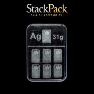 Puede incluir: Una funda de plástico transparente que contiene seis barras de plata de 1 gramo, cada una con un diseño de hoja de arce. La funda también contiene una barra de plata más grande con una hoja de arce y el texto "1 GRAM FINE SILVER". La funda está etiquetada "Ag" y "31g".