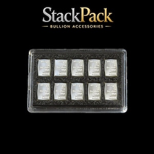 Puede incluir: Una caja de plástico transparente que contiene diez lingotes de plata. Cada barra es rectangular con bordes redondeados y presenta texto estampado. Las barras están dispuestas en dos filas de cinco dentro de un inserto negro. El logotipo de StackPack está en la parte superior.