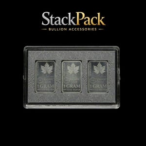 Puede incluir: Tres lingotes de plata de 1 gramo en una caja de plástico transparente. Cada barra presenta un diseño de hoja de arce y el texto "Wessex Mint 1 GRAM 999 FINE SILVER". La caja está etiquetada como "StackPack BULLION ACCESSORIES".