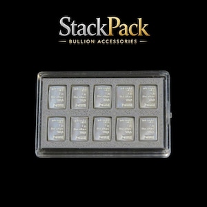 Puede incluir: Una caja de plástico transparente que contiene diez pequeñas barras de plata. Cada barra es rectangular y tiene texto. Las barras están dispuestas en dos filas de cinco. El texto "StackPack - Bullion Accessories" está en la parte superior.