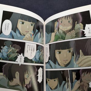 Pode incluir: Livro aberto com pain&eacute;is de mang&aacute; japon&ecirc;s. Os pain&eacute;is retratam uma jovem com cabelo preto curto em uma camisa azul, expressando medo. Bal&otilde;es de fala cont&ecirc;m texto japon&ecirc;s. O mang&aacute; est&aacute; aberto em uma superf&iacute;cie escura.