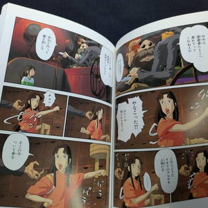 Pode incluir: P&aacute;gina dupla de um livro de mang&aacute; com ilustra&ccedil;&otilde;es de um filme de anima&ccedil;&atilde;o japon&ecirc;s. Os pain&eacute;is mostram uma jovem com uma camisa laranja interagindo com outros personagens. Bal&otilde;es de fala cont&ecirc;m texto japon&ecirc;s.