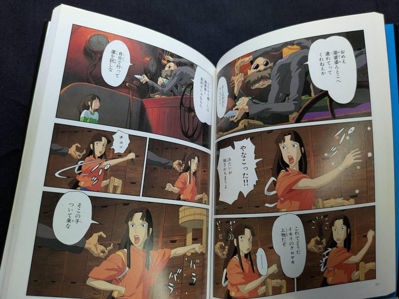 Pode incluir: P&aacute;gina dupla de um livro de mang&aacute; com ilustra&ccedil;&otilde;es de um filme de anima&ccedil;&atilde;o japon&ecirc;s. Os pain&eacute;is mostram uma jovem com uma camisa laranja interagindo com outros personagens. Bal&otilde;es de fala cont&ecirc;m texto japon&ecirc;s.