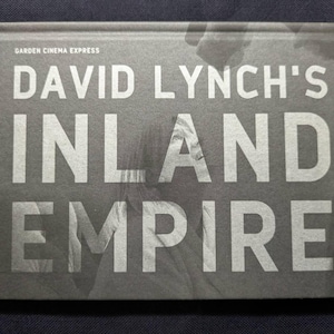以下が含まれることがあります： 「David Lynch's Inland Empire」というタイトルの本で、タイトルの上には「Garden Cinema Express」という文字があります。表紙は白文字のくすんだグレーです。本は新品のようです。