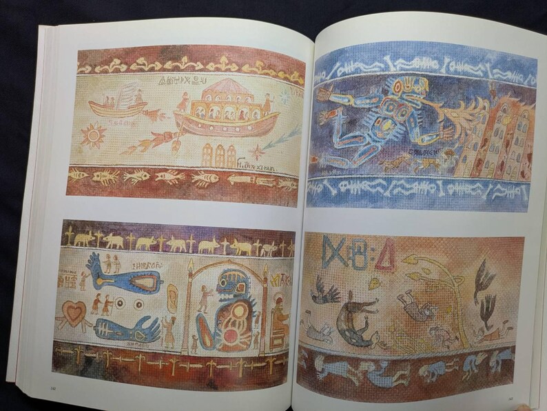 Pu&ograve; includere: Libro aperto che mostra illustrazioni colorate di arte antica. L'opera d'arte presenta barche, figure, animali e simboli in tonalit&agrave; terrose. Le illustrazioni ricordano gli affreschi storici e raffigurano scene con dettagli intricati.
