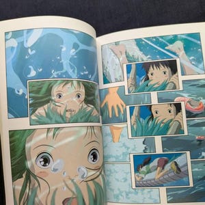 Pode incluir: Livro aberto com pain&eacute;is de banda desenhada que apresentam uma jovem com cabelo verde e olhos grandes, rodeada por &aacute;gua e vegeta&ccedil;&atilde;o. Os pain&eacute;is retratam cenas de medo e admira&ccedil;&atilde;o, com um sapato rosa a flutuar na &aacute;gua.