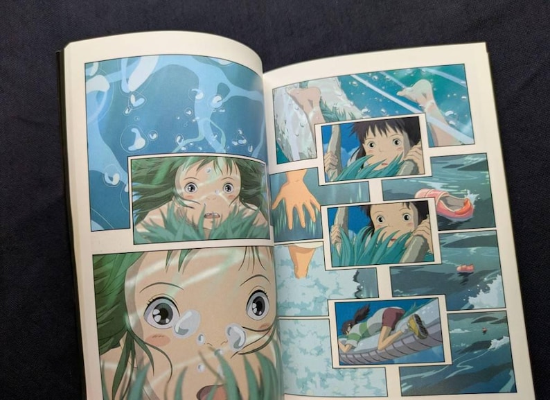 Pode incluir: Livro aberto com pain&eacute;is de banda desenhada que apresentam uma jovem com cabelo verde e olhos grandes, rodeada por &aacute;gua e vegeta&ccedil;&atilde;o. Os pain&eacute;is retratam cenas de medo e admira&ccedil;&atilde;o, com um sapato rosa a flutuar na &aacute;gua.