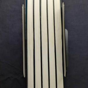 Pode incluir: Um conjunto de tr&ecirc;s canecas de cer&acirc;mica com acabamento fosco e salpicado. As canecas s&atilde;o em tons de creme, cinza claro e cinza escuro. Cada caneca tem um design simples e minimalista, ideal para caf&eacute; ou ch&aacute;.