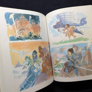 Pu&ograve; includere: Libro aperto con illustrazioni colorate di scene fantasy. L'opera raffigura personaggi in azione, tra cui guerrieri, creature e una macchina volante. Le illustrazioni sono in stile acquerello con una tavolozza di colori tenui.