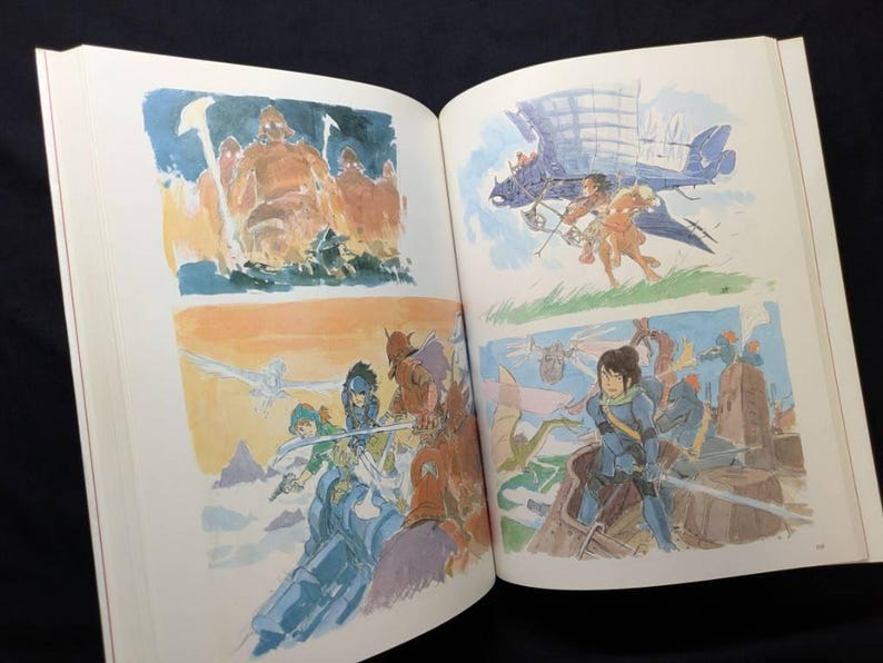 Pu&ograve; includere: Libro aperto con illustrazioni colorate di scene fantasy. L'opera raffigura personaggi in azione, tra cui guerrieri, creature e una macchina volante. Le illustrazioni sono in stile acquerello con una tavolozza di colori tenui.