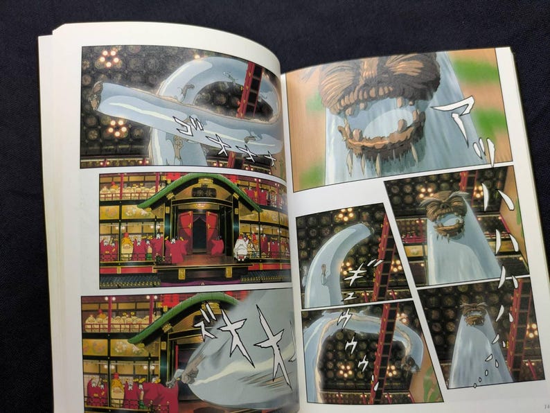 Pode incluir: Livro aberto com ilustra&ccedil;&otilde;es de mang&aacute;. Os pain&eacute;is retratam uma grande criatura azul clara com uma boca dentada e cenas de um edif&iacute;cio tradicional japon&ecirc;s com figuras em vestes vermelhas. O estilo art&iacute;stico &eacute; detalhado e colorido.