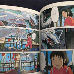 Pode incluir: Uma p&aacute;gina dupla de um mang&aacute; japon&ecirc;s, com pain&eacute;is que retratam um drag&atilde;o branco e uma jovem com uma roupa vermelha. Bal&otilde;es de fala com texto japon&ecirc;s e linhas de a&ccedil;&atilde;o din&acirc;micas criam uma sensa&ccedil;&atilde;o de movimento e drama.