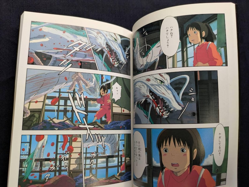 Pode incluir: Uma p&aacute;gina dupla de um mang&aacute; japon&ecirc;s, com pain&eacute;is que retratam um drag&atilde;o branco e uma jovem com uma roupa vermelha. Bal&otilde;es de fala com texto japon&ecirc;s e linhas de a&ccedil;&atilde;o din&acirc;micas criam uma sensa&ccedil;&atilde;o de movimento e drama.