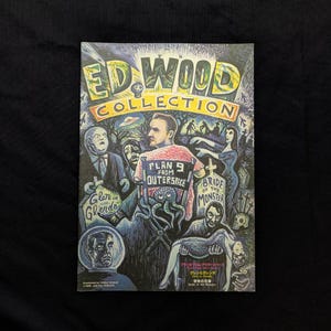 以下が含まれることがあります： 「エド・ウッド・コレクション」の書籍カバー。ヴィンテージイラストが特徴で、「Plan 9 from Outer Space」、「Bride of the Monster」、「Glen or Glenda」の映画のキャラクターが描かれています。タイトルは黄色の様式化されたフォントです。