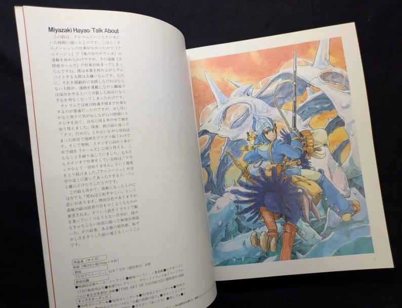 Pu&ograve; includere: Un libro aperto con testo e un'illustrazione colorata. L'illustrazione raffigura una figura in armatura blu con un'arma, in sella a una grande creatura azzurra. Lo sfondo presenta un cielo arancione e blu.