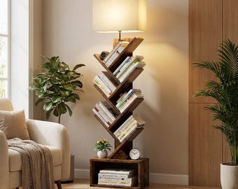 Estantería rústica de árbol marrón con lámpara, estante estrecho de pie