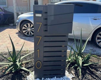 Soporte moderno negro para buzón con números de casa personalizados / Poste para buzón de mediados de siglo