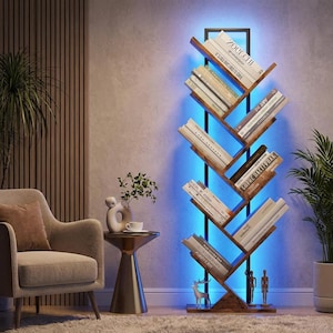 Puede incluir: Una estantería moderna de madera oscura con un diseño en zigzag único, iluminada por luces LED azules. La estantería está llena de libros y se encuentra contra una pared neutra. Un sillón cómodo y una mesa auxiliar están en primer plano.
