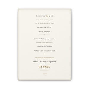 Puede incluir: Una impresión enmarcada con un fondo color crema y un borde fino blanquecino. La impresión presenta texto inspirador en una fuente serif clásica, incluyendo la frase "it's yours". El nombre del autor, Ayn Rand, está en la parte inferior.