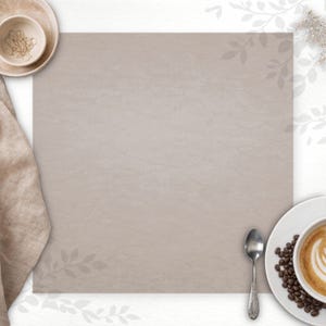 Peut inclure: Une surface texturée de couleur neutre avec une tasse à café, une cuillère et un petit bol. La tasse à café présente un motif de latte et est entourée de grains de café. Une serviette beige et un petit bol avec des éléments décoratifs sont également présents.
