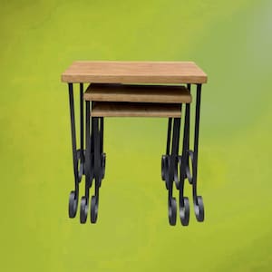 Op de afbeelding: Een set van drie bijzettafels met rechthoekige lichtbruine houten bladen en zwarte metalen frames. Elke tafel heeft vier poten die aan de onderkant naar buiten krullen in een krulontwerp, waardoor de kleinere tafels onder de grootste passen.